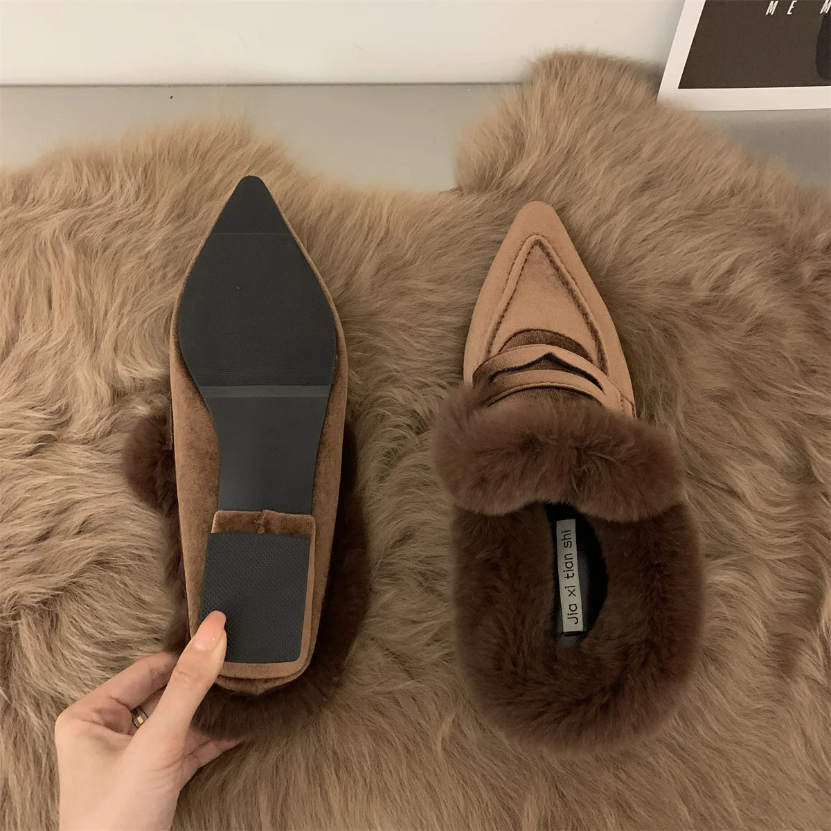 Women's Slippers Plush Flat Bottomed Mule Fashion Pointed Slippers Indoor and Outdoor Sexy Cotton Thermal Slippers Winter 2024 Women's Slippers Plush Flat Bottomed Mule Fashion Pointed Slippers Indoor and Outdoor Sexy Cotton Thermal Slippers Winter 2024