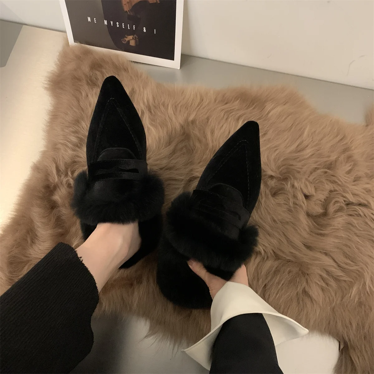 Women's Slippers Plush Flat Bottomed Mule Fashion Pointed Slippers Indoor and Outdoor Sexy Cotton Thermal Slippers Winter 2024 Women's Slippers Plush Flat Bottomed Mule Fashion Pointed Slippers Indoor and Outdoor Sexy Cotton Thermal Slippers Winter 2024
