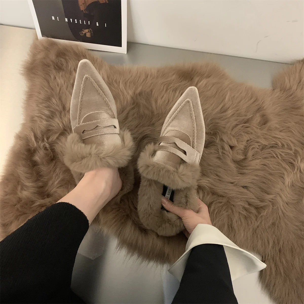 Women's Slippers Plush Flat Bottomed Mule Fashion Pointed Slippers Indoor and Outdoor Sexy Cotton Thermal Slippers Winter 2024 Women's Slippers Plush Flat Bottomed Mule Fashion Pointed Slippers Indoor and Outdoor Sexy Cotton Thermal Slippers Winter 2024