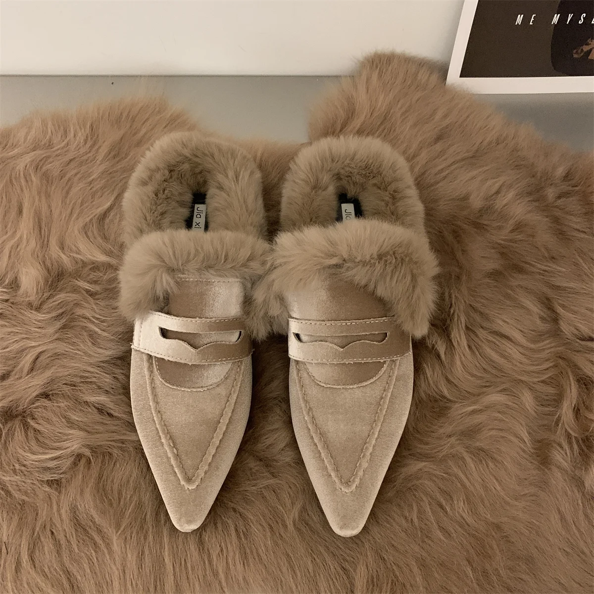 Women's Slippers Plush Flat Bottomed Mule Fashion Pointed Slippers Indoor and Outdoor Sexy Cotton Thermal Slippers Winter 2024 Women's Slippers Plush Flat Bottomed Mule Fashion Pointed Slippers Indoor and Outdoor Sexy Cotton Thermal Slippers Winter 2024