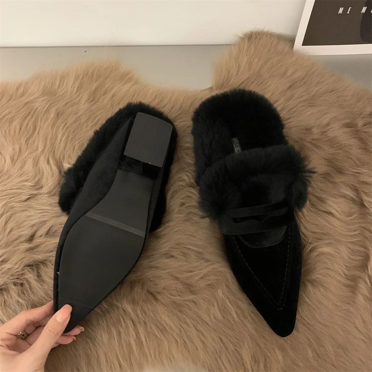 Women's Slippers Plush Flat Bottomed Mule Fashion Pointed Slippers Indoor and Outdoor Sexy Cotton Thermal Slippers Winter 2024 Women's Slippers Plush Flat Bottomed Mule Fashion Pointed Slippers Indoor and Outdoor Sexy Cotton Thermal Slippers Winter 2024