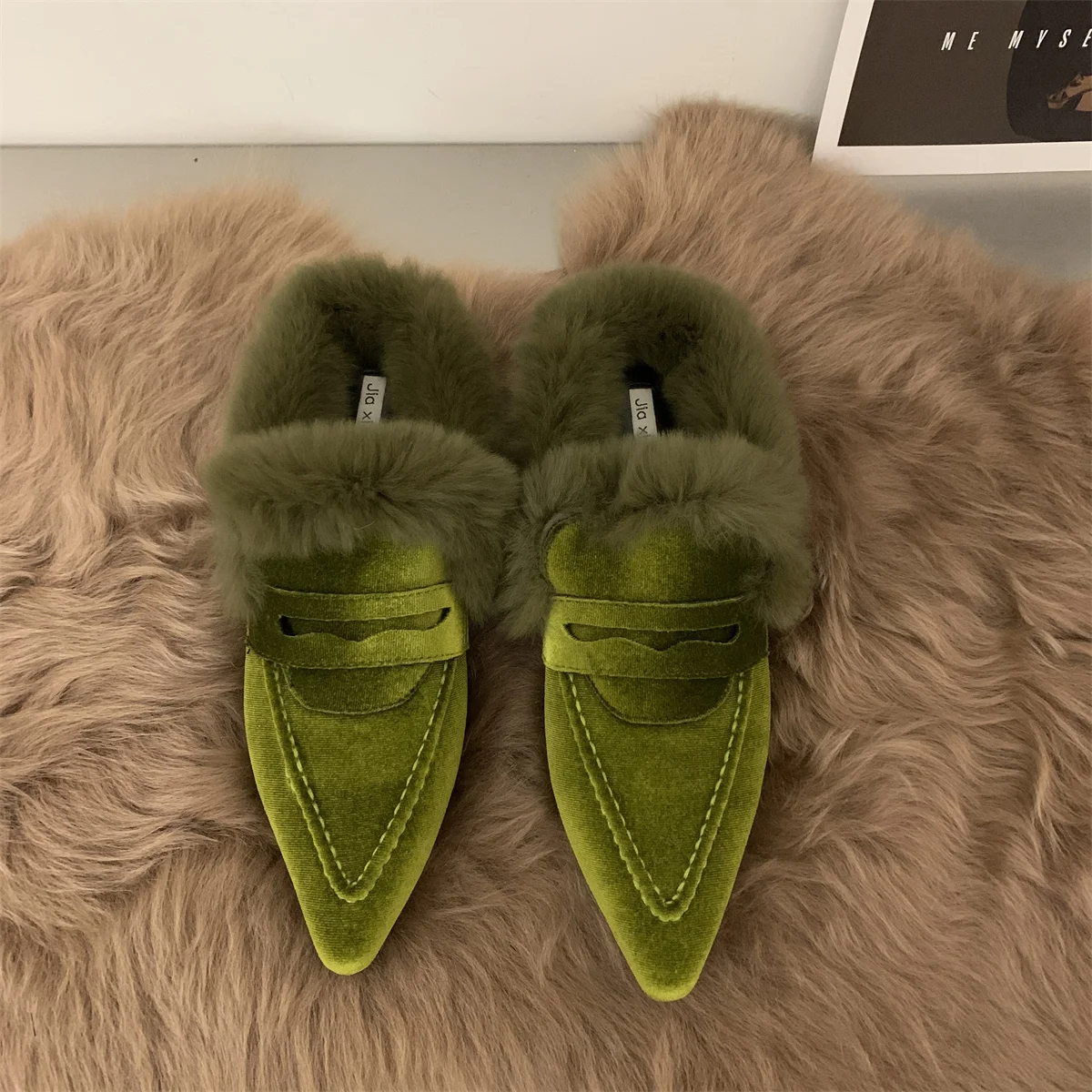Women's Slippers Plush Flat Bottomed Mule Fashion Pointed Slippers Indoor and Outdoor Sexy Cotton Thermal Slippers Winter 2024 Women's Slippers Plush Flat Bottomed Mule Fashion Pointed Slippers Indoor and Outdoor Sexy Cotton Thermal Slippers Winter 2024