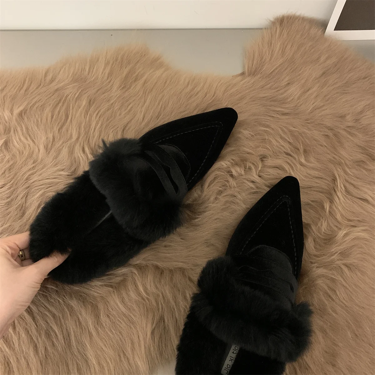 Women's Slippers Plush Flat Bottomed Mule Fashion Pointed Slippers Indoor and Outdoor Sexy Cotton Thermal Slippers Winter 2024 Women's Slippers Plush Flat Bottomed Mule Fashion Pointed Slippers Indoor and Outdoor Sexy Cotton Thermal Slippers Winter 2024