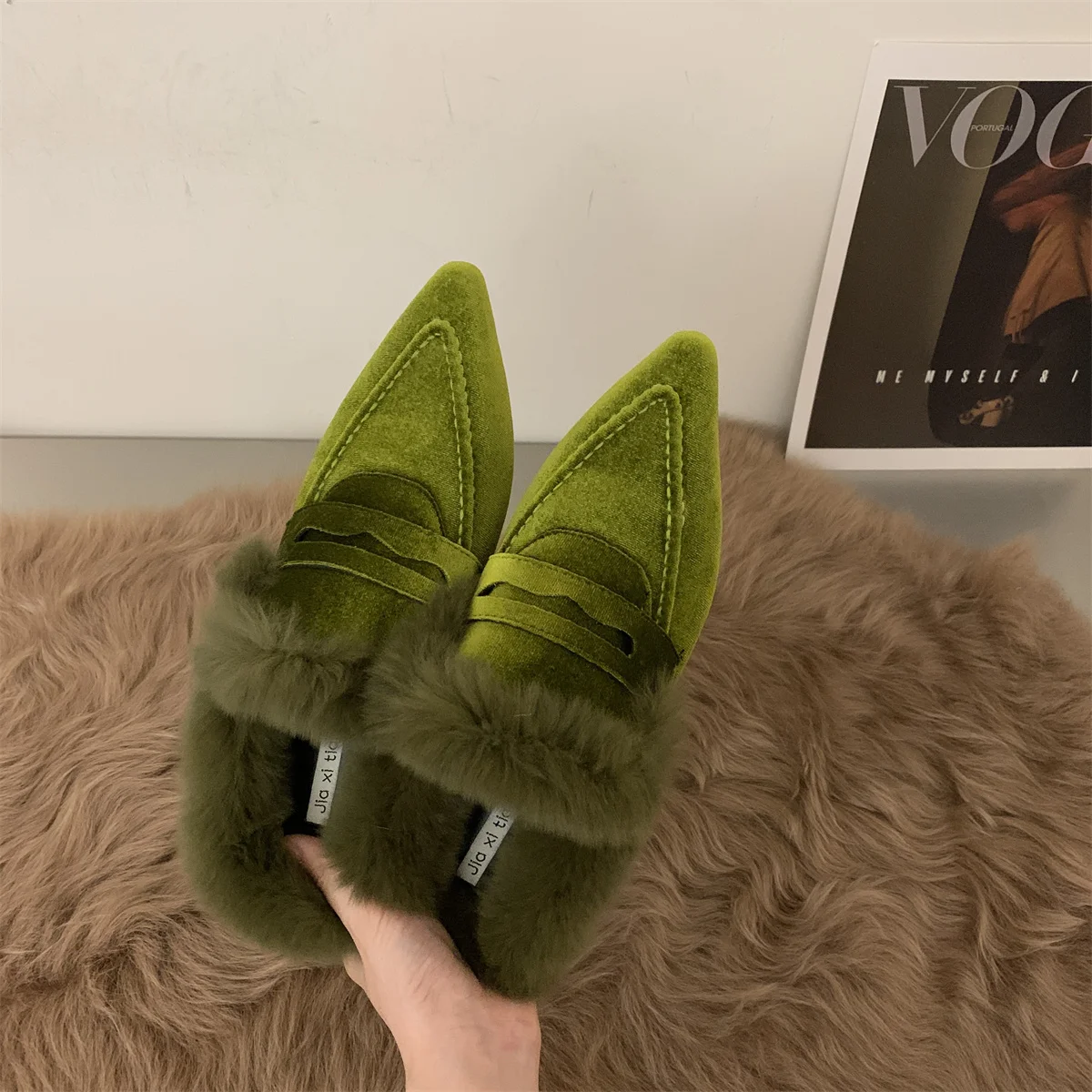 Women's Slippers Plush Flat Bottomed Mule Fashion Pointed Slippers Indoor and Outdoor Sexy Cotton Thermal Slippers Winter 2024 Women's Slippers Plush Flat Bottomed Mule Fashion Pointed Slippers Indoor and Outdoor Sexy Cotton Thermal Slippers Winter 2024