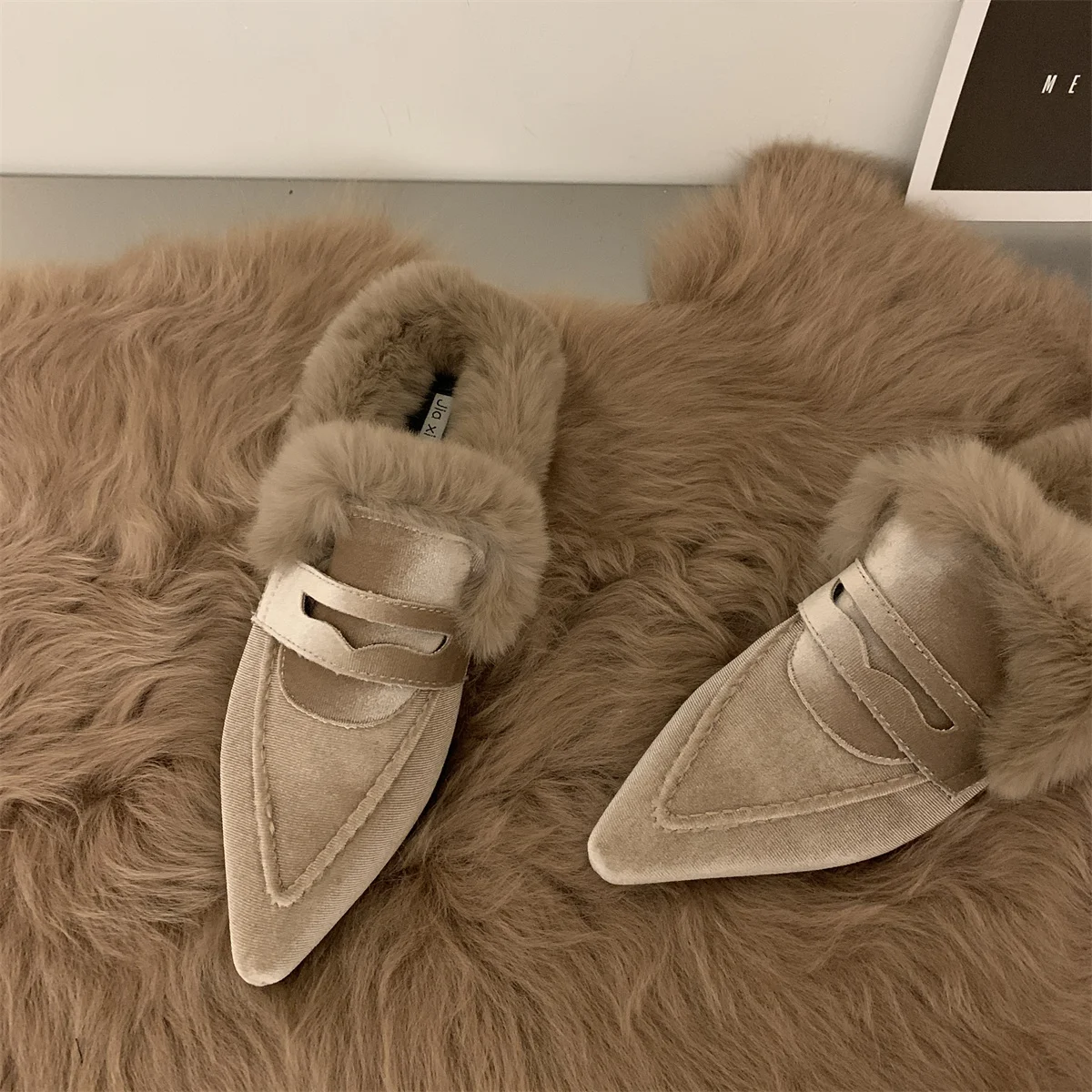 Women's Slippers Plush Flat Bottomed Mule Fashion Pointed Slippers Indoor and Outdoor Sexy Cotton Thermal Slippers Winter 2024 Women's Slippers Plush Flat Bottomed Mule Fashion Pointed Slippers Indoor and Outdoor Sexy Cotton Thermal Slippers Winter 2024