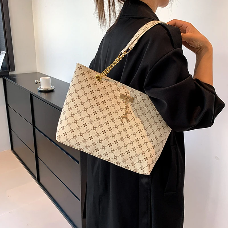 New Presbyopia Handbag Texture Soft Leather Large Capacity Tote Women Bag With Hanging Accessories Shoulder Bag New Presbyopia Handbag Texture Soft Leather Large Capacity Tote Women Bag With Hanging Accessories Shoulder Bag